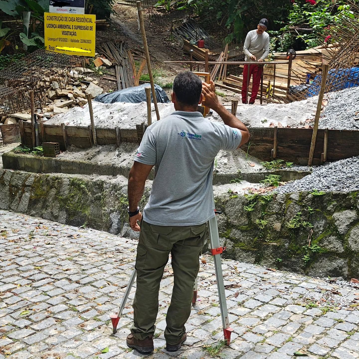 Equipe da TopoAgro Engenharia em serviço de locação de obras e divisas no campo